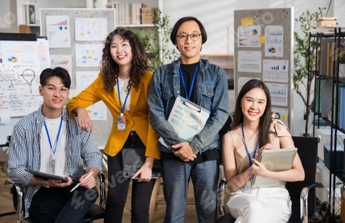 Предпросмотр: Портрет творческой бизнес-команды. Хипстерский креативный стартап Молодые деловые люди в современном офисе
.