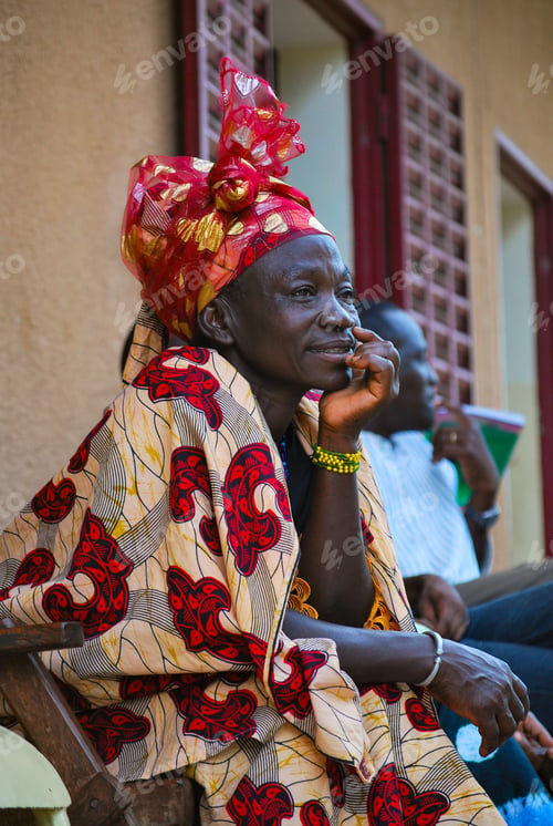 Preview: Elegant older black african lady wearing african fabric - beauty portrait traditional grace
