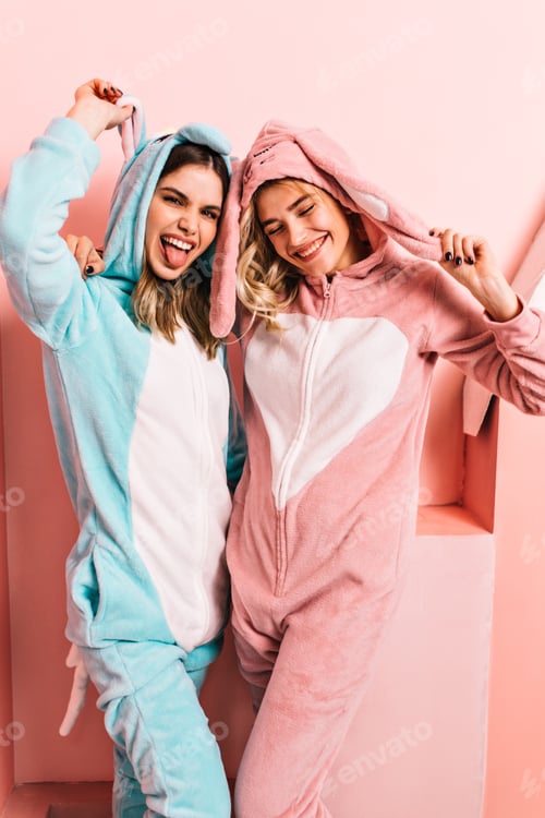 Preview: Blithesome caucasian girl in funny sleepwear posing in weekend. Brunette lady in blue kigurumi smil