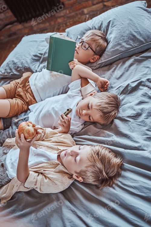 Preview: Kindrgarten for preschool children and brothers playing in it