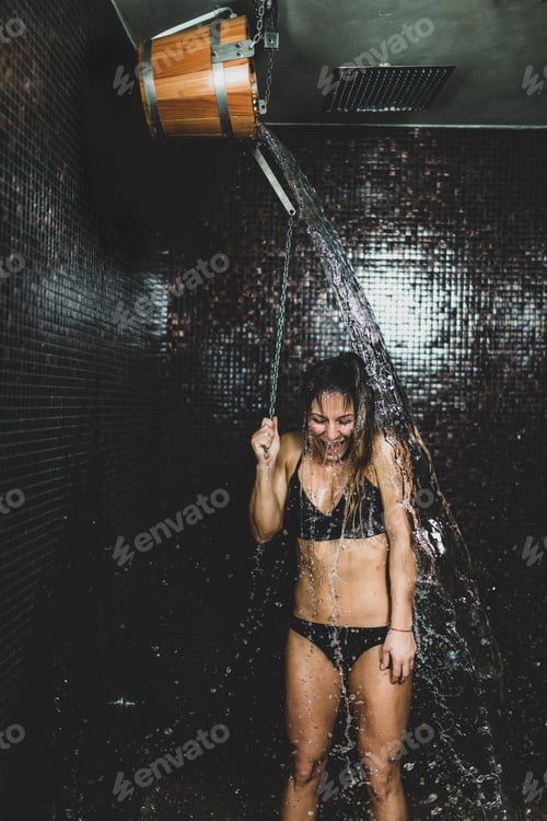 Visualização: Linda mulher debaixo do balde de banho gelado