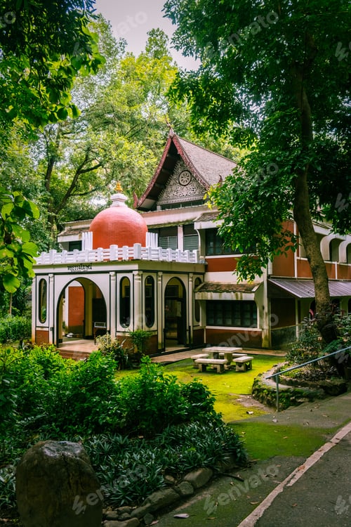 Preview: Charming architectural building in lush greenery.