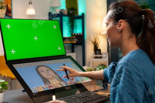 Preview: Digital editor using green screen and retouching software