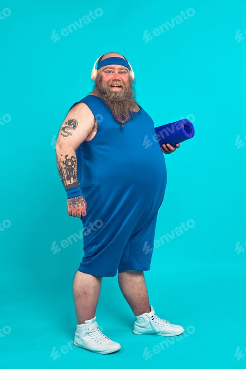 Preview: Hipster man with tattoos doing sport and exercises in the morning