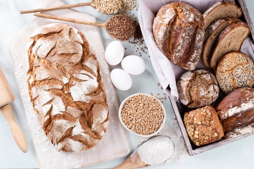 Preview: Sliced rye bread on cutting board, closeup..