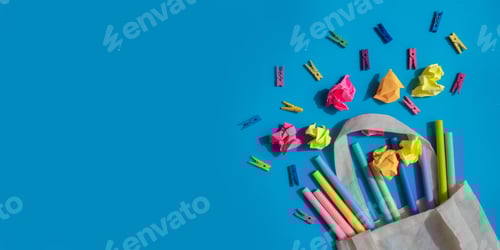 Visualização: Espaço vazio de material de papelaria escolar. Copie espaço para seu texto ou saudação educacional