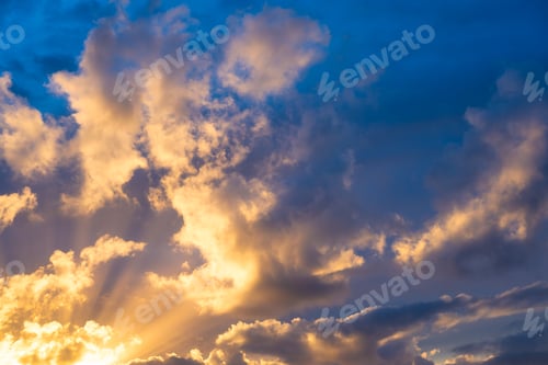 Vorschau: Himmel mit Wolken bei Sonnenuntergang. Wolken und blauer Himmel. Ein hochauflösendes Foto.