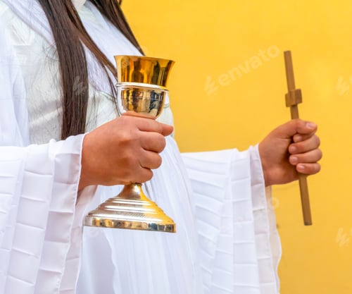 Preview: Angel dressed in white, holding a golden chalice and a wooden cross.
