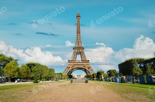 Preview: Champ de Mars in Paris