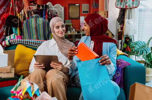 Preview: Diverse women collaborating on online fashion retail business