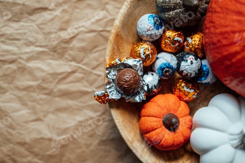 Preview: Sustainable and low waste Halloween candy for trick-or-treating. Foil covered eyeballs candies and