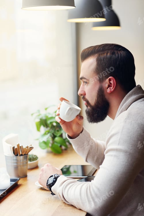 Preview: Freelancer in cafe