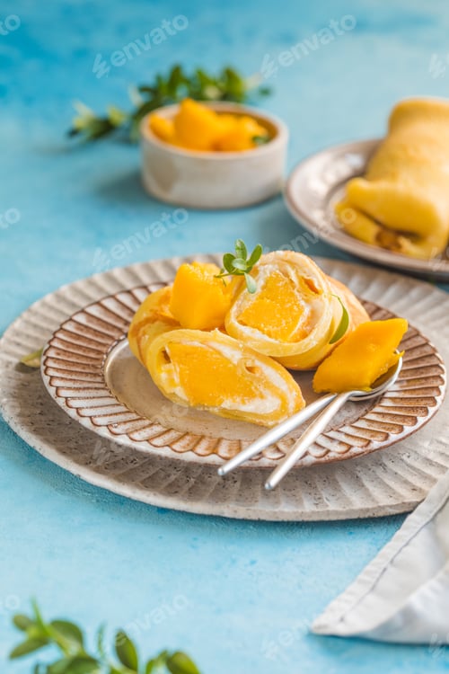 Preview: Sticky rice and mango crepe cake roll ,
Hong Kong , Thai food style in summer