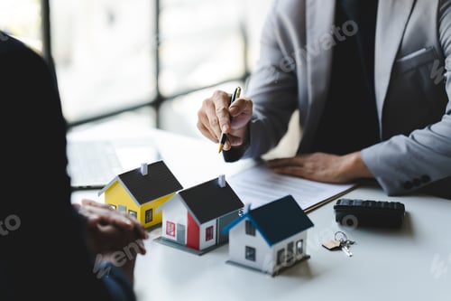 Preview: real estate agent Delivering sample homes to customers, mortgage loan contracts. Make a contract for