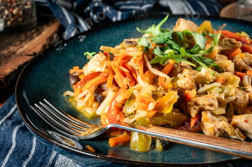 Preview: Fried chicken pieces with vegetables.