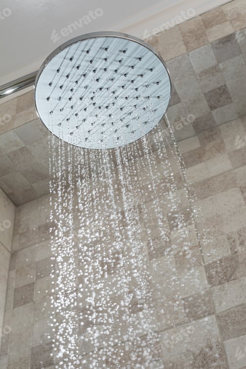 Visualização: água corrente da torneira do chuveiro