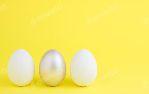 Osterfarbene helle Eier auf gelbem Hintergrund. Kreative Banner-Konzeptkarte für Ostern. Leerzeichen kopieren