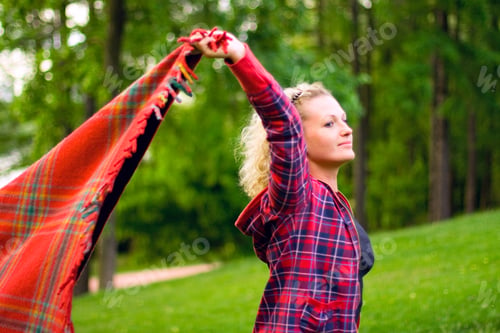 Preview: woman with red coverlet