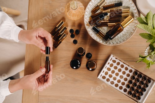 Preview: Close-up of female hands holding a bottle of essential oil, Aromatherapy