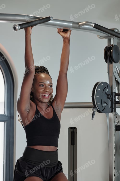 Preview: Spotswoman Doing Pull-ups