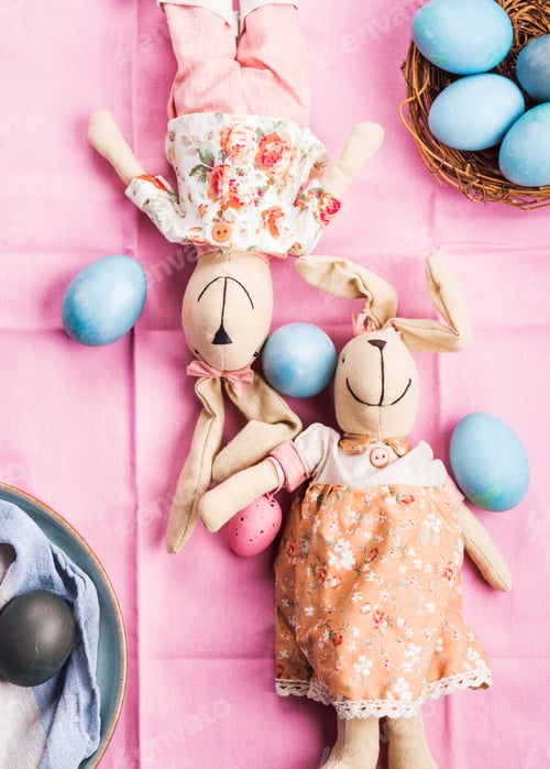 Preview: Pink easter holiday concept with bunnies and eggs