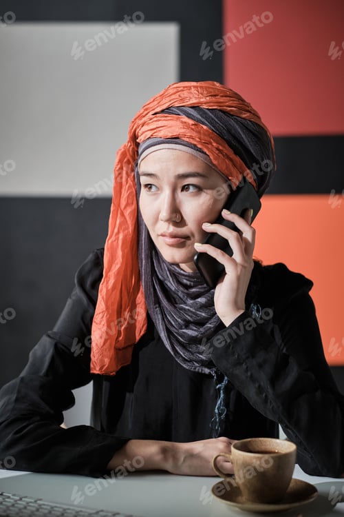 Preview: Businesswoman talking on the phone