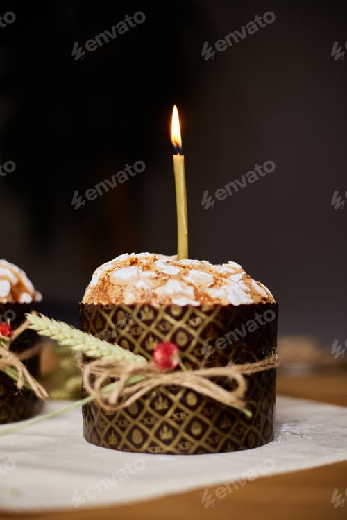 Preview: Happy Easter, The candle is burning in the Easter cake