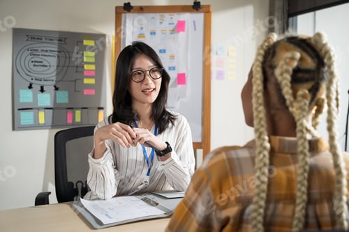 Preview: Asian women are doing job interviews.