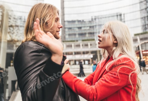 Preview: Couple fighting in an urban area of the city