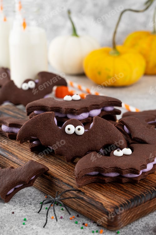 Preview: Halloween chocolate sandwich cookies in the shape of a bat with eyes and butter cream.