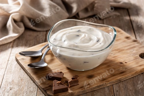 Preview: Stracciatella yogurt in transparent bowl