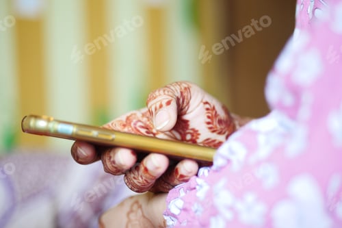 Preview: close up of women hand holding smart phone