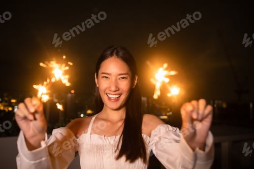 Preview: Lifestyle woman shopping