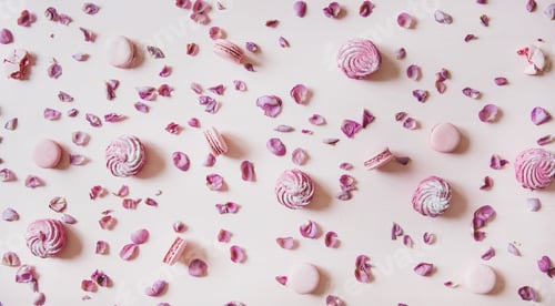 Preview: Flat-lay of macaron cookies, marshmallows and petals over pink background
