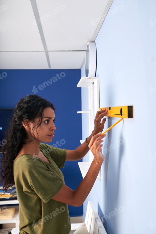 Preview: Young woman designing her room