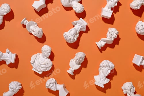 Preview: Assorted scattered white busts in antique Roman style