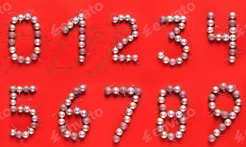 Visualização: Números forrados com bolas de Natal de zero a nove isolados no fundo vermelho