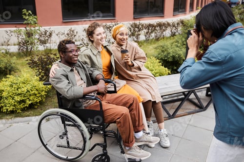 Preview: Photographing group of friends on bench