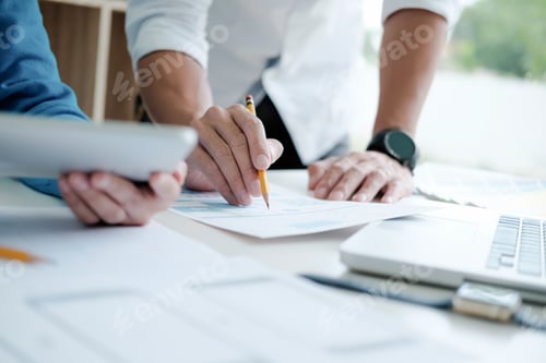 Preview: UX UI designer planning responsive design.