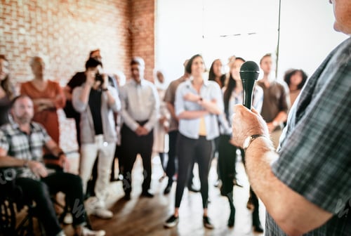 Visualização: Grupo de pessoas participando de um seminário