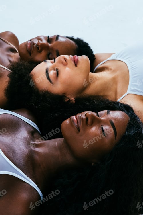 Preview: Beautiful black women posing in studio