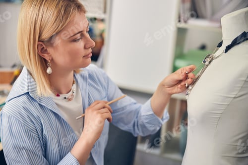 Preview: Bijouterie expert reviewing the product on dummy