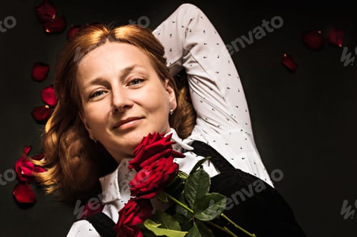 Preview: Portrait of a smiling attractive woman with red roses in her hands