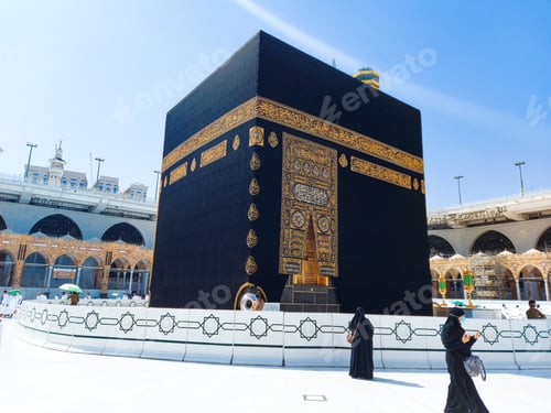 Preview: Pilgrims in Kaaba in Macca al Haram - umrah Socially Distanced coronavirus restrictions face mask