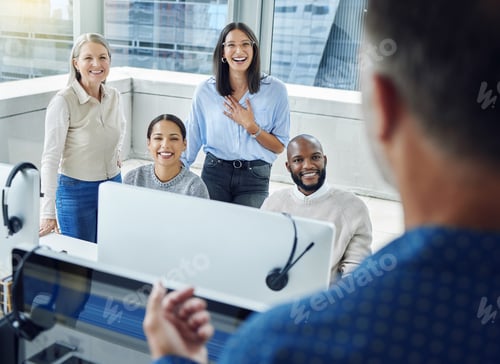 Preview: Hes owning the room