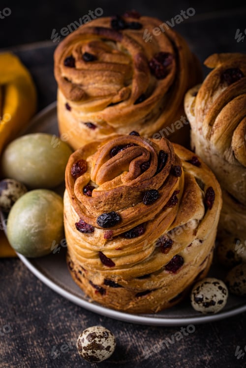 Preview: Easter cake cruffin with raisins and crunberry