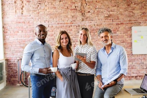 Предпросмотр: Портрет улыбающихся коллег за столом в лофт-офисе