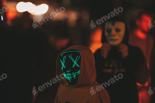 Visualização: halloween carnival night kids in costumes have fun