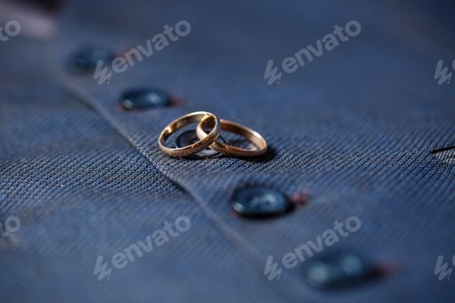 Preview: Golden wedding rings for newlyweds