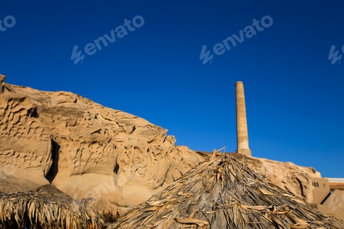 Vista previa: Remains of the old tomato processing factory on Vlychada beach at Santorini island in Greece